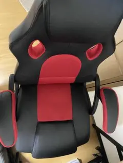 ゲーミングチェア 黒と赤 通気性