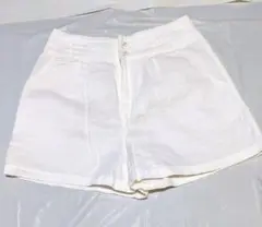 ホワイトショートパンツ フロントボタン