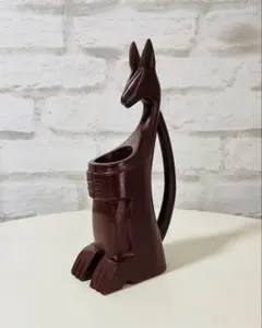 【オーストラリア】　ハンドクラフト　 木彫りカンガルーペン立て・一輪挿し