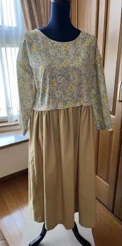 花柄ベージュスカートワンピース
