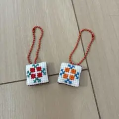 刺繍模様のハンドメイドチャーム2個セット