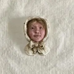 ナチュラル　インテリア　アンティーク？　ブローチ？　女性