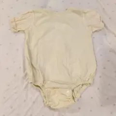 淡い黄色のフリル付きロンパース 70