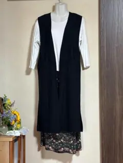 新品　ブラックのジレとボタニカル柄パンツ
