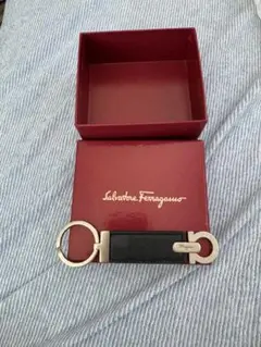 T*K様 Salvatore Ferragamo ブラックレザーキーリング