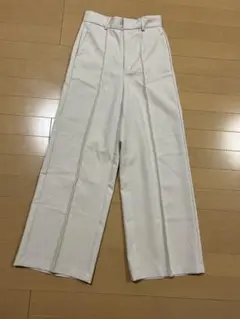 ベージュ ワイドレッグ スラックス