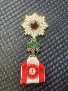 【中古】M▽勲四等旭日小綬章 勲章 バッジ (37623) 中古】M▽勲四等旭日小綬章 勲章 バッジ (37623) - メルカリ