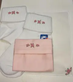 手刺繍入り三つ折りソックス、ハンカチとミニティッシュケースセット　幼稚園お受験