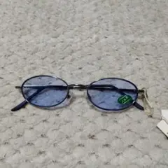 青いプラスチックフレームのサングラス