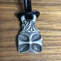 ビルウォールレザー ウェーブ ゴシッククロス ペンダント チャーム