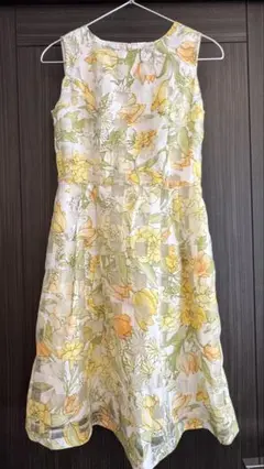 花柄ノースリーブ膝丈ワンピース