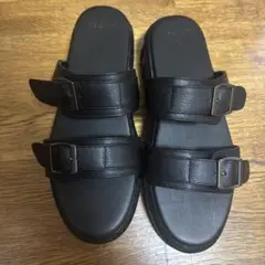 モノマート　厚底　黒のストラップ付きサンダル
