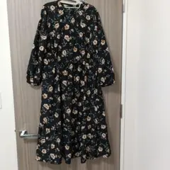 ikka Mサイズ 花柄ブラック 長袖ワンピース