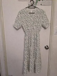【再お値下げ】新品　花柄 半袖 ひざ丈ワンピース