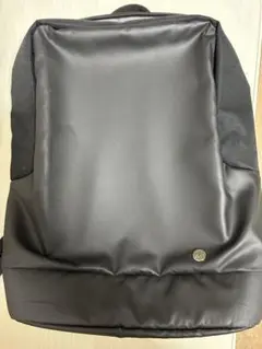 シンプルな黒いナイロンリュック