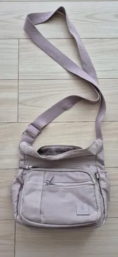 薄いピンクのショルダーバッグ