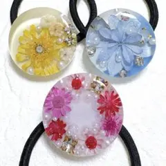②①レジンヘアゴム。3個セット。スターフラワー。紫陽花。マトリカリア。かすみ草。