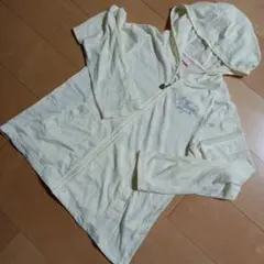 フード付きクリーム色パーカー