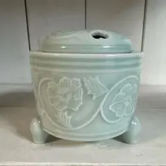 鍋島焼　大秀窯 作　鍋島白磁　浮彫　雲龍図　透かし造　獅子摘み　三脚　香炉 鍋島焼 大秀窯 作 鍋島白磁 浮彫 雲龍図 透かし造 獅子摘み 三脚