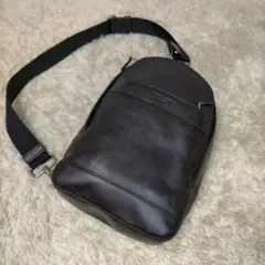 【美品】コーチ COACH チャールズ レザー ボディバッグ ロゴ型押し