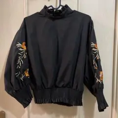 黒の刺繍入り長袖シャツ
