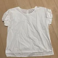 シンプルな白のトップス　薄いシミございます。