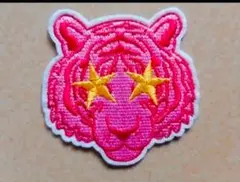 ピンク虎の刺繍アイロンのり付きワッペン 6.5cm