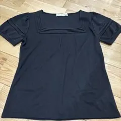 黒のスクエアネック半袖トップス