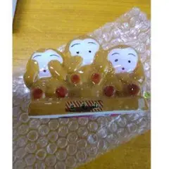陶器製の三人の顔の置物