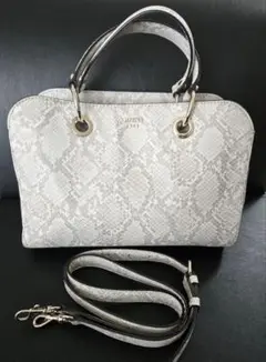 【GUESS】ヘビ柄 2WAY ショルダーバッグ ハンドバッグ ホワイトグレー
