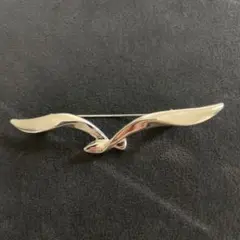 カモメブローチ　シルバーカラー　シンプル