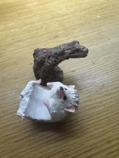 ハリネズミ フィギュア 木の枝付き