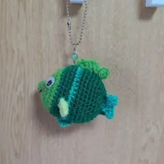 緑色の魚型あみぐるみ