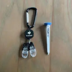 リール付きクリップと青いティーセット