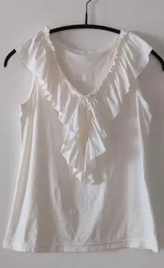 ISSEY MIYAKE me 白フリルタンクトップ