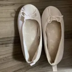 ベージュ リボン付き バレエシューズ