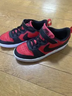 NIKE レッド ブラック スニーカー