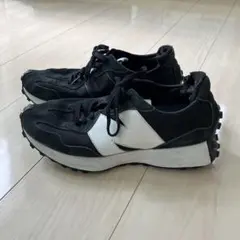 New Balance 327 ブラック/ホワイト
