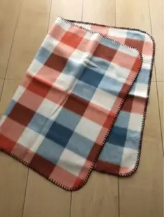 チェック柄フリース素材のひざ掛け