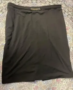 黒スカート ゴールド装飾付き