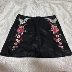 FOREVER21 レザー刺繍タイトスカート 黒