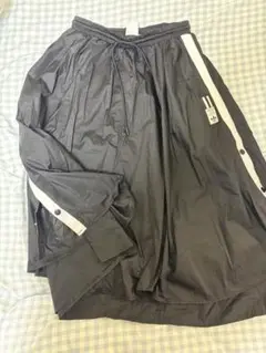 adidas 黒　スカート