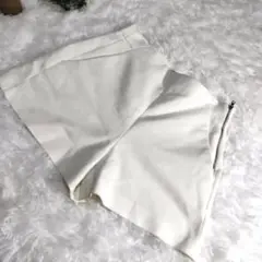 《ZARA》ザラウーマン ショートパンツ 白 ホワイト ズボン 無地 カジュアル