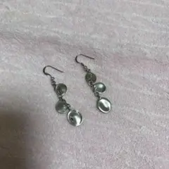 シルバー色ドロップ型ピアス