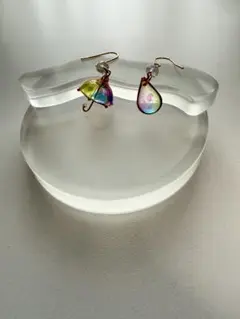 虹色傘と雫デザインのピアス