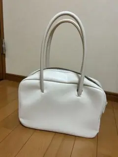 ホワイトジッパーハンドバッグ