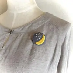 ハンドメイド。夏の一番星⭐︎と三日月の刺繍ブローチ。