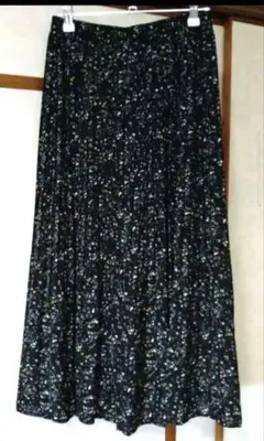 ドレスキップ　黒地花柄プリーツロングスカート