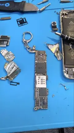 本物のiPhoneメイン基盤で製作したキーホルダー