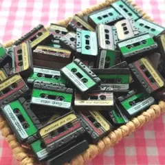 【341】100個 デコパーツ ミニチュア カセットテープ ミックス まとめ売り